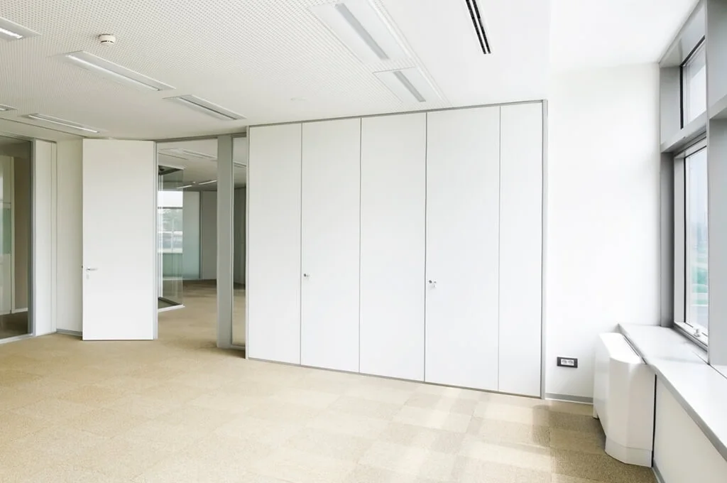 Montagedienstleistungen - Montage und Installation mobiler Trennwände - flexible Raumgestaltungsoption